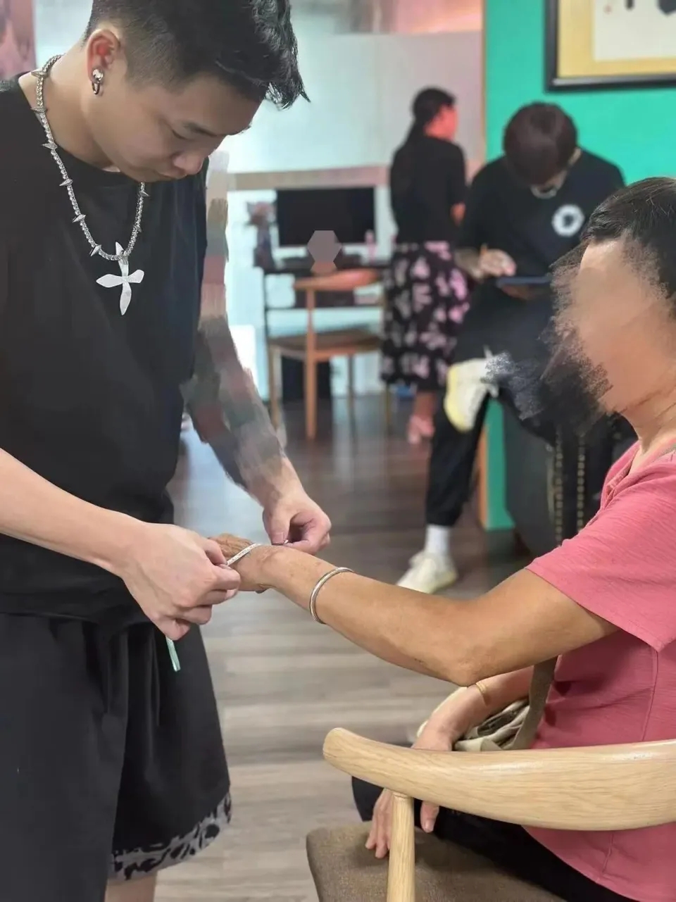 广东揭阳一间纹身店推出“65岁以上老人免费纹身”。