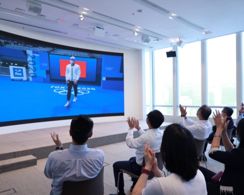金管局職員在演講廳聚集,一同觀看直播。