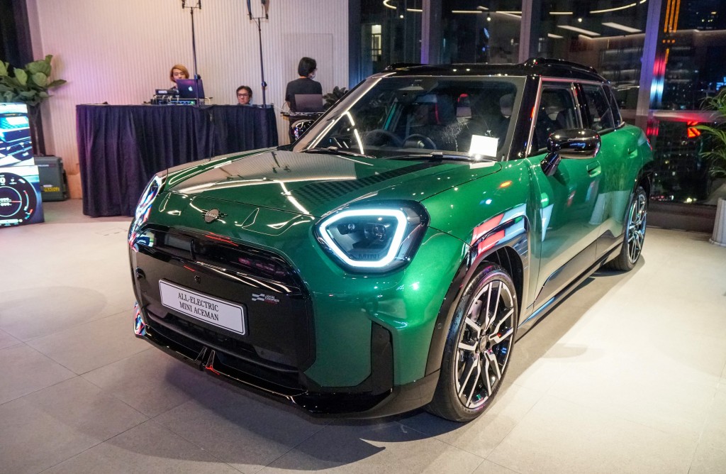 MINI代理同步推出了便宜9萬元的Aceman SE JCW Style版本(一換一優惠價HK$299,800起),內外包裝跟JCW版有9成9相似,只欠強力馬達和強化懸掛。