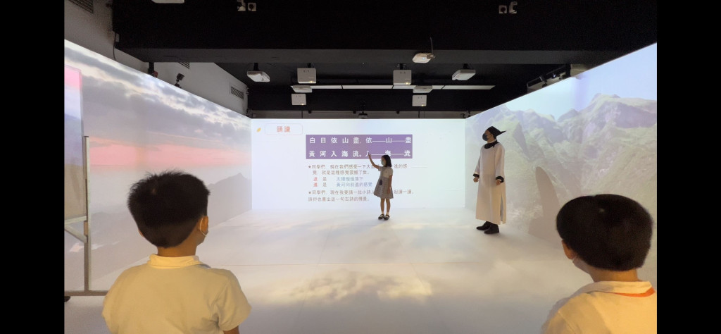 中文科老師王嘉航(後排右)利用沉浸式學習空間,教授唐代詩人王之渙的作品〈登鸛鵲樓〉。 中文科老師王嘉航(後排右)利用沉浸式學習空間,教授唐代詩人王之渙的作品〈登鸛鵲樓〉。