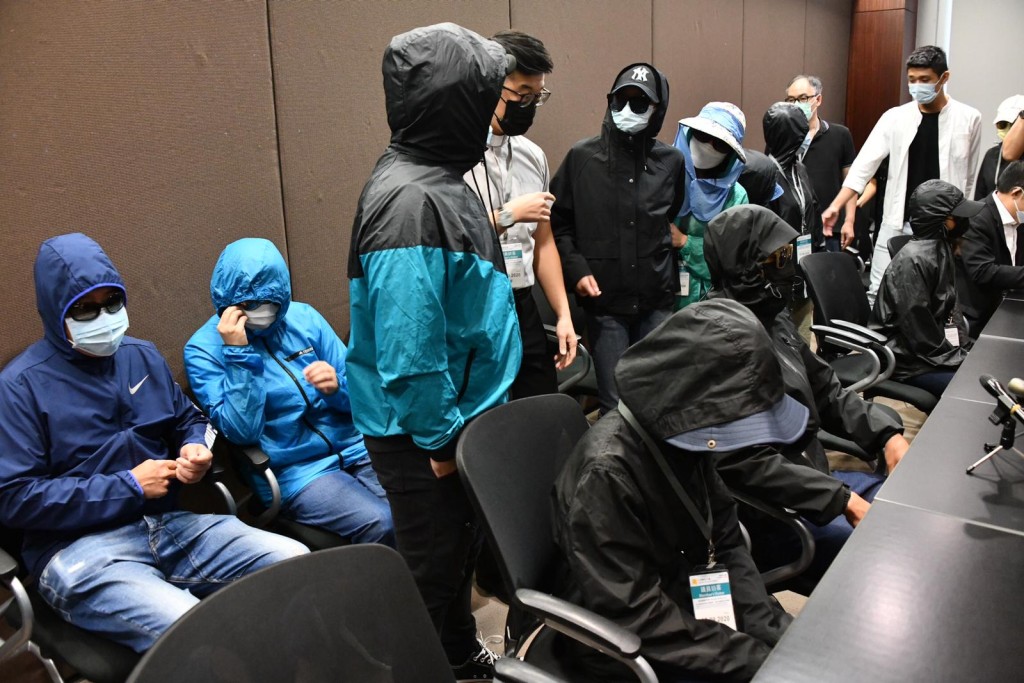 12名被扣內地港人家屬開記招冀特區政府協助