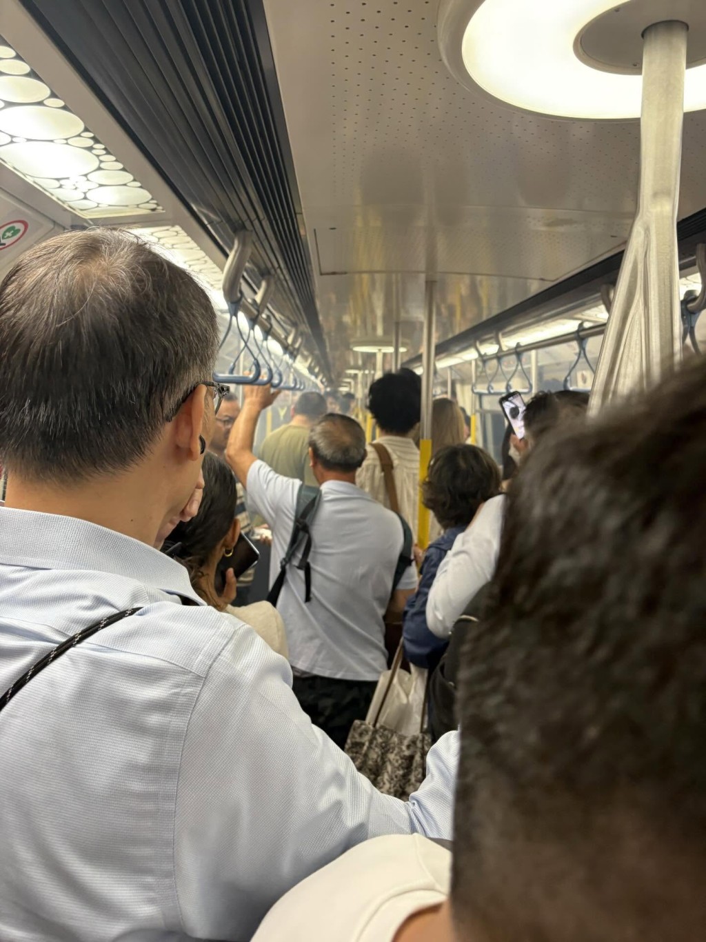 事發時車廂內煙霧彌漫。網上圖片 事發時車廂內煙霧彌漫。網上圖片
