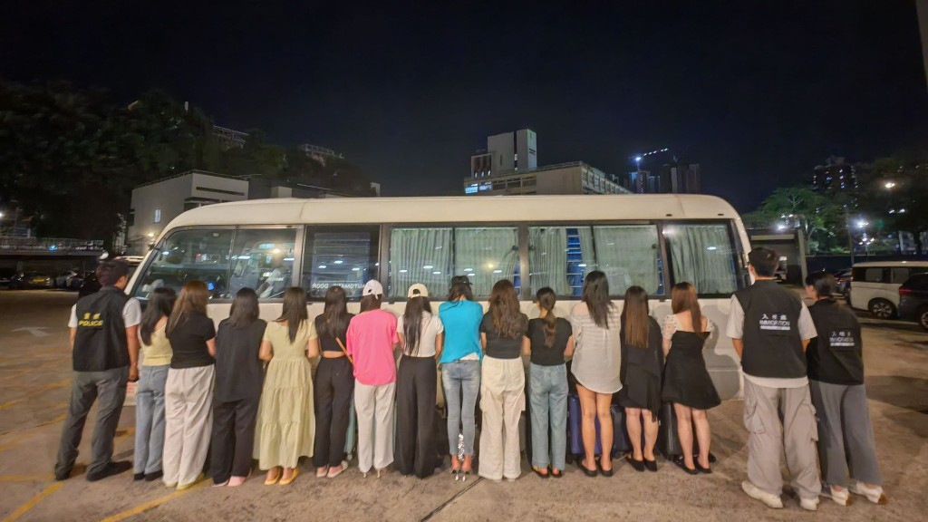 警元朗打擊非法賣淫，26名內地女被捕。警方圖片