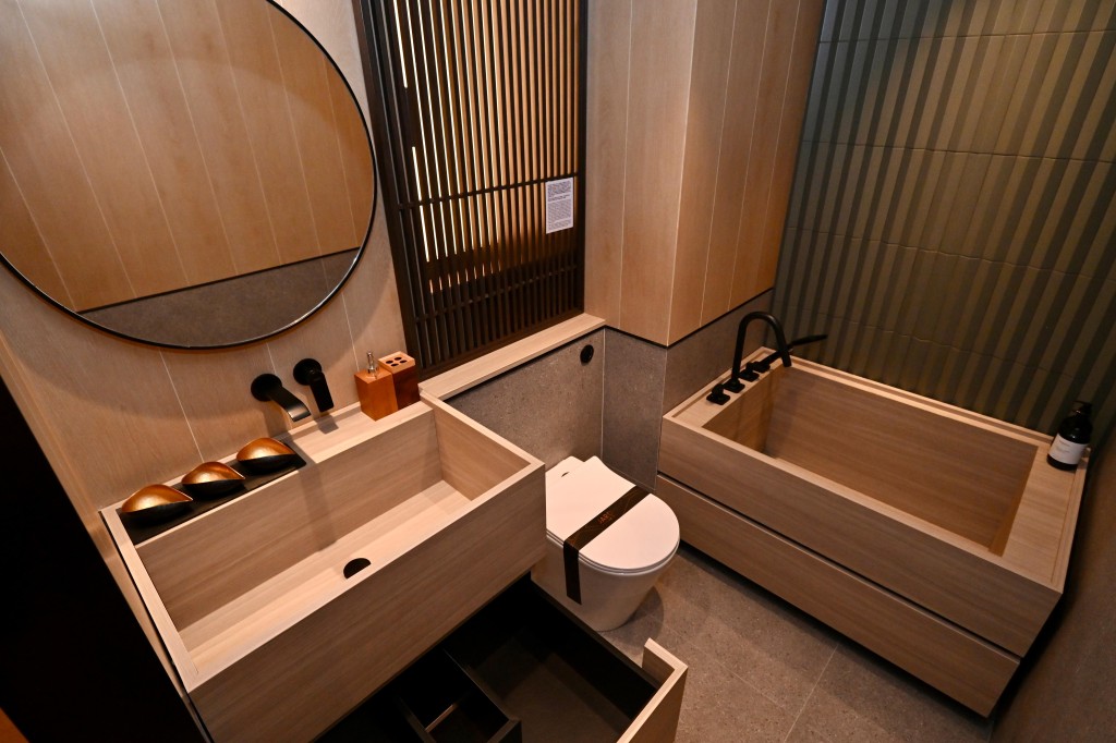 浴室贯彻全屋日式设计，以浅木色调营造出宁静和放松氛围