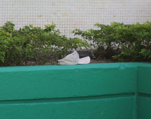 花槽遺下一頂鴨舌帽。梁國峰攝