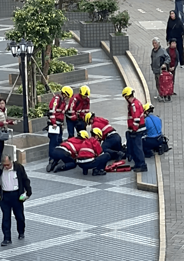 救護員替事主即場急救。fb：麗港城討論區