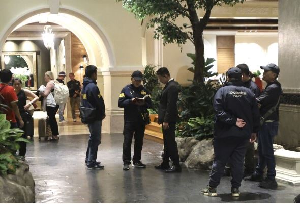 大批警员到发生6死命案的酒店调查。美联社