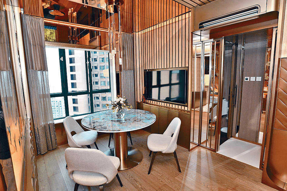 飯廳以金色系為主，配以雲石桌及吊燈，別具特色。