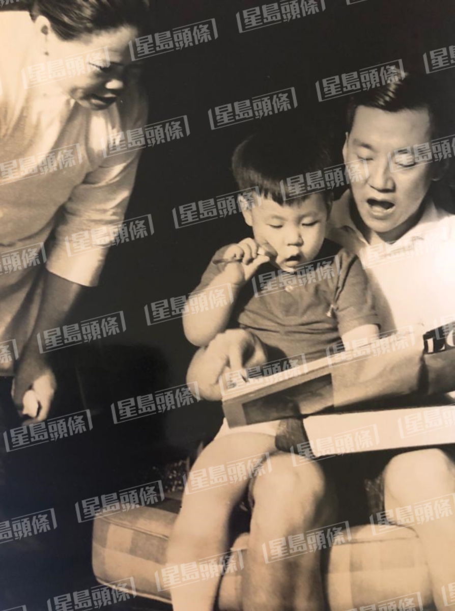龙宗瀚年幼时在父亲怀抱里学习。独家资料图片