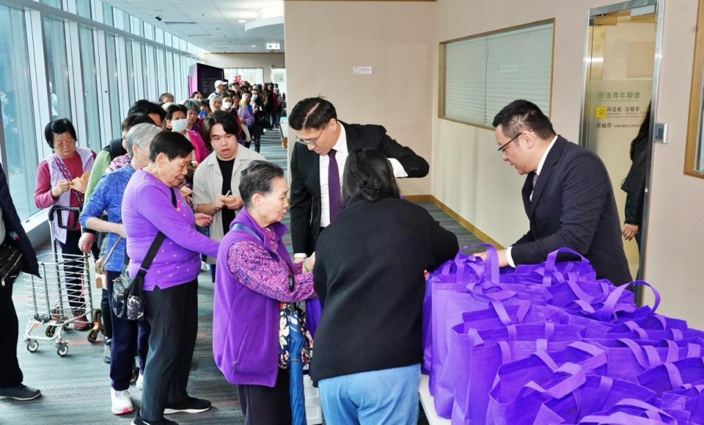 邱達根及范駿華向街坊派發數百個福袋，為有需要長者送上祝福。