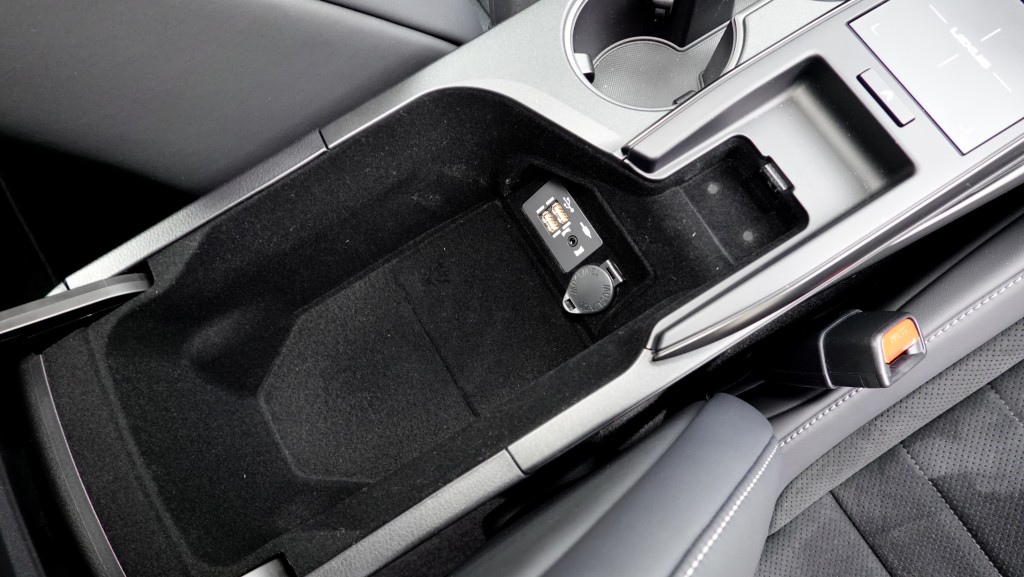 凌志LEXUS IS300h F Sport特別版香港試駕，大型儲物匣內置2組USB插口及12V電插座。