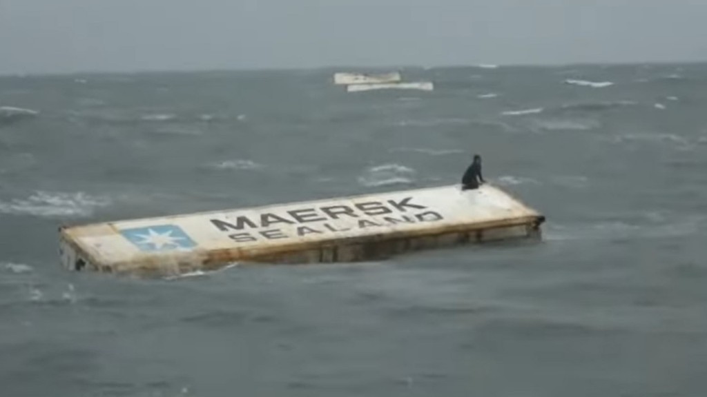 船員跪坐在貨櫃上一角待救援。影片截圖