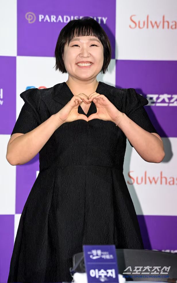 上屆女綜藝人得主笑指今年都應該是她得獎。 上屆女綜藝人得主笑指今年都應該是她得獎。