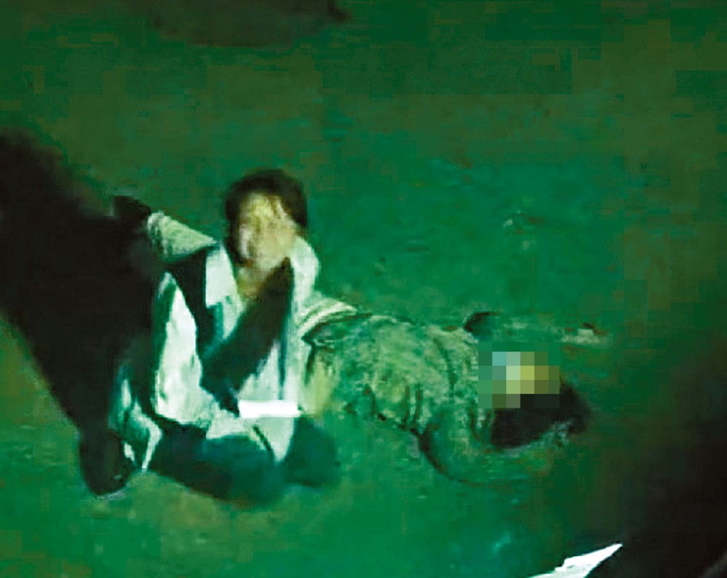 女孩跪在亡母身旁大哭。