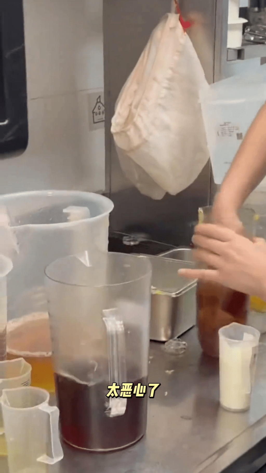 霸王茶姬員工徒手攪拌影片瘋傳，遭網友質疑炮轟。