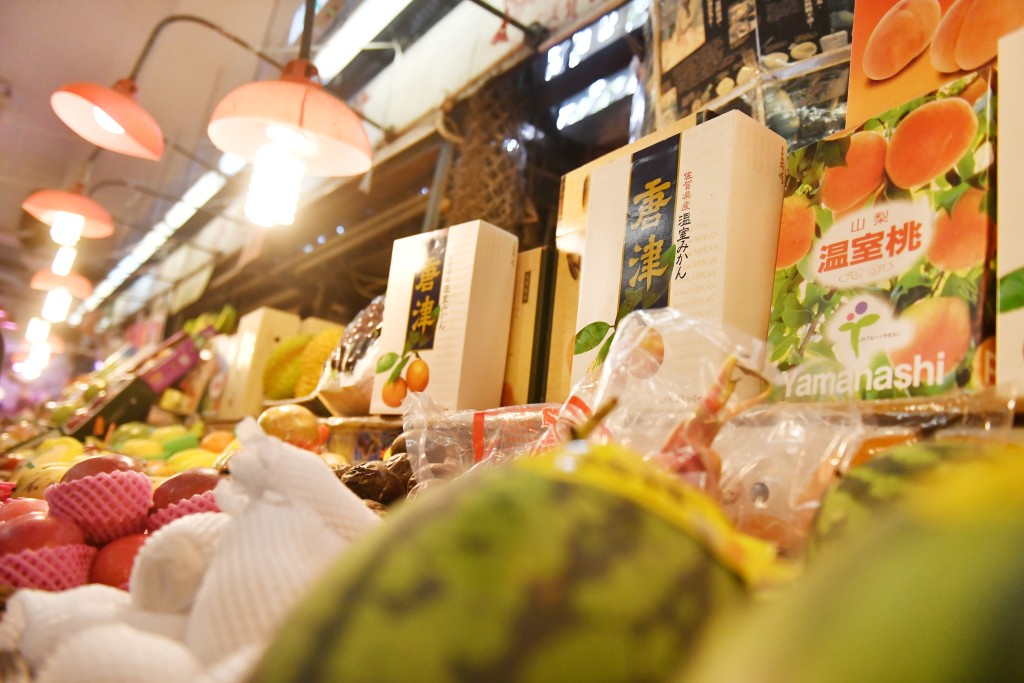 九龙城有不少水果店出售日本水果。陈极彰摄