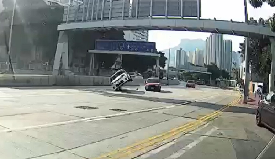 私家車失事翻滾落地。影片截圖