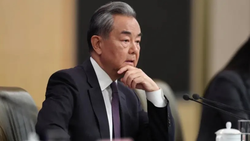 王毅分別與伊朗及以國外長通電話，敦促雙方透過對話解決分歧。