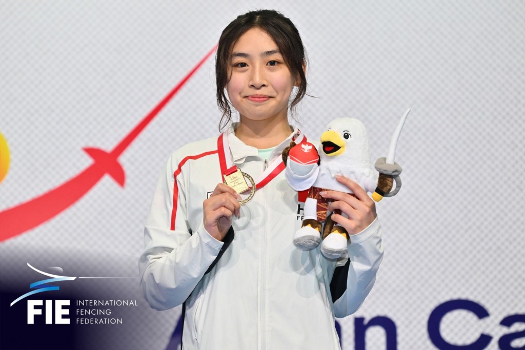 少年女花代表樊寶懿,一人包辦個人賽及團體賽2金。香港劍總圖 少年女花代表樊寶懿,一人包辦個人賽及團體賽2金。香港劍總圖