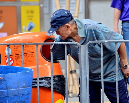 社署宣布60至64歲綜援申請人可選擇是否參與自力更生計劃，但不參加須每月扣200元。資料圖片