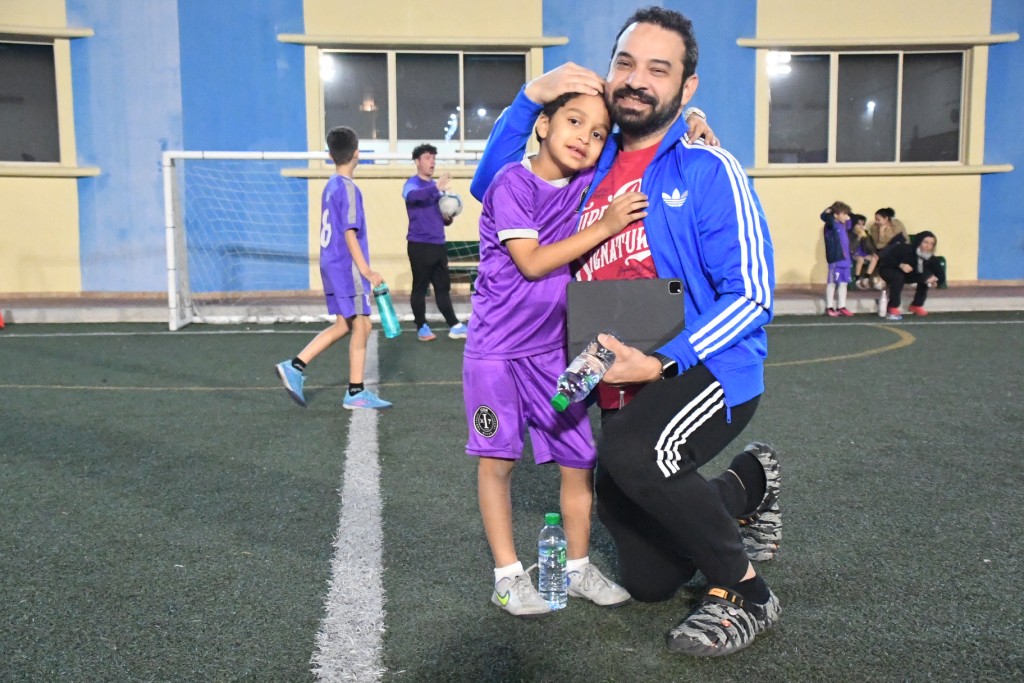 卡塔尔家长艾仙把儿子送来学踢足球。 吴家祺摄