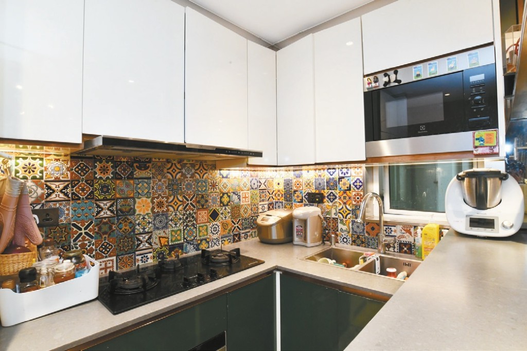 開放式廚房備有多組櫥櫃，方便備餐及煮食。