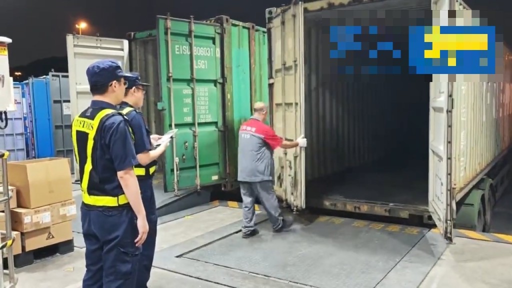 深圳灣口岸一輛貨車以運五金配件作掩飾，於車內暗格藏46KG燕窩干鮑。