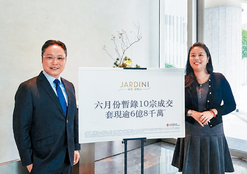 中信泰富李肇文（左）表示，6月開局至今，峻譽．渣甸山暫錄得10宗成交，套現逾6.8億。