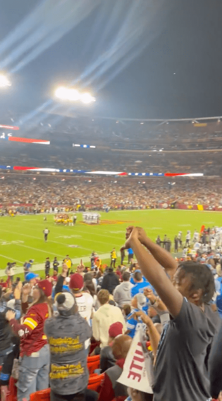 中場休息時，當播音員介紹「美國總統特朗普」出場時，噓聲再度蓋過掌聲。X@NoLieWithBTC ·