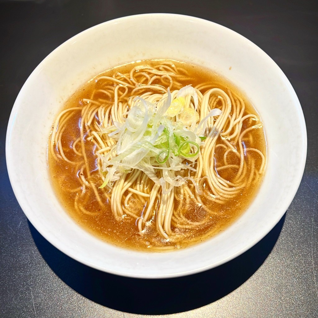 店内招牌为小鱼干高汤搭配容易泡软的细面。X@niboshiranbu