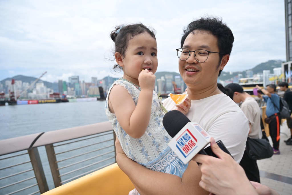 陳先生則攜同小朋友前往觀賽，形容氣氛不俗，天公造美。