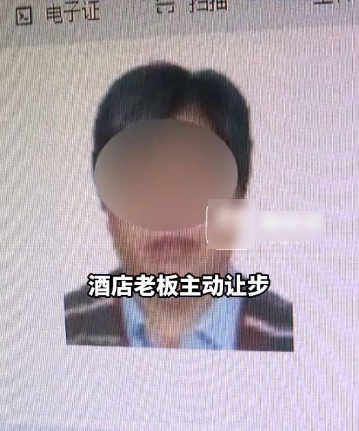 吳先生與母親積欠酒店5000元房費但「賴死唔走」。潮新聞