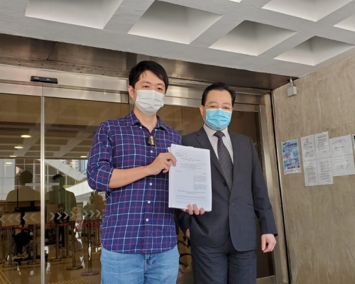 許智峯(左)入稟高院申請司法覆核。蕭文軒攝