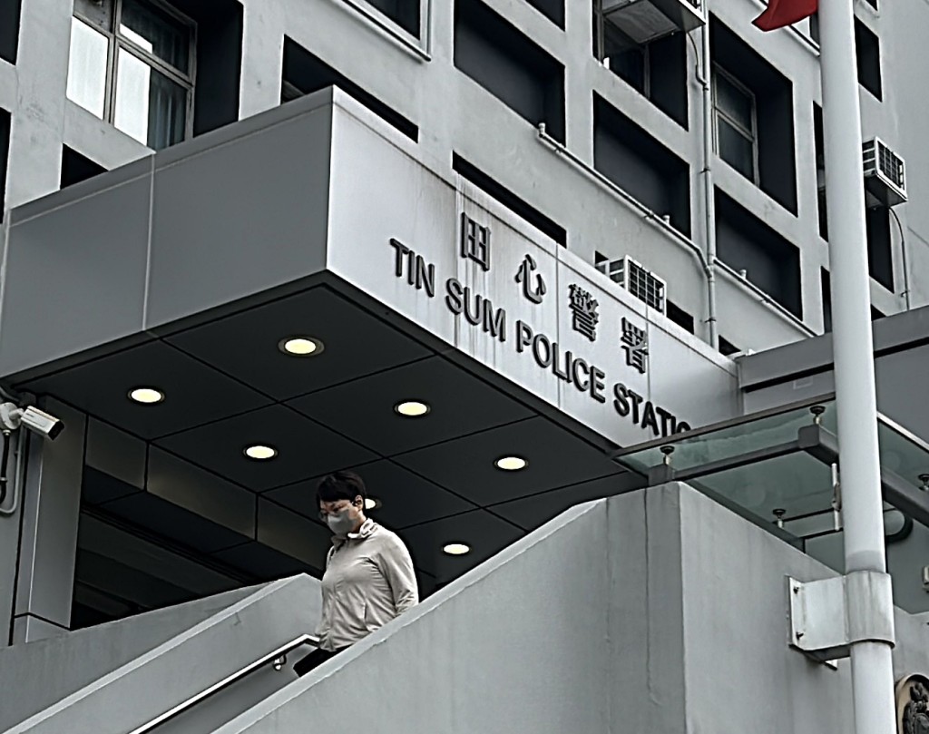 鄭敬基表弟婦離開田心警署。林思明攝 鄭敬基表弟婦離開田心警署。林思明攝