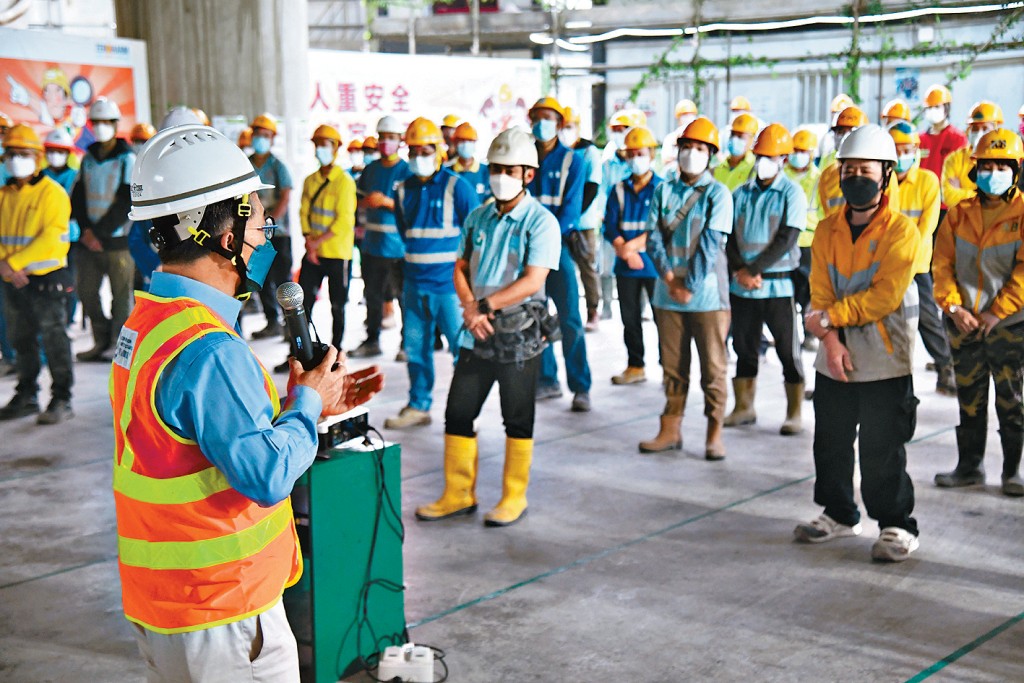 政府修訂法例，下月中起將建築地盤及大廈維修地盤列為禁煙區。