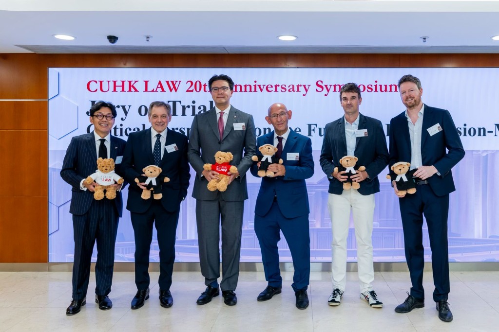 (左起)大律師公會執委會委員李澍桓大律師、高等法院上訴法庭法官薛偉成、大律師公會主席毛樂禮資深大律師、中大法律學院名譽訪問教授Jeremy Dein御用大律師、中大法律學院副院長Stuart Hargreaves、中大法律學院副教授Luke Marsh及合照。 (左起)大律師公會執委會委員李澍桓大律師、高等法院上訴法庭法官薛偉成、大律師公會主席毛樂禮資深大律師、中大法律學院名譽訪問教授Jeremy Dein御用大律師、中大法律學院副院長Stuart Hargreaves、中大法律學院副教授Luke Marsh及合照。
