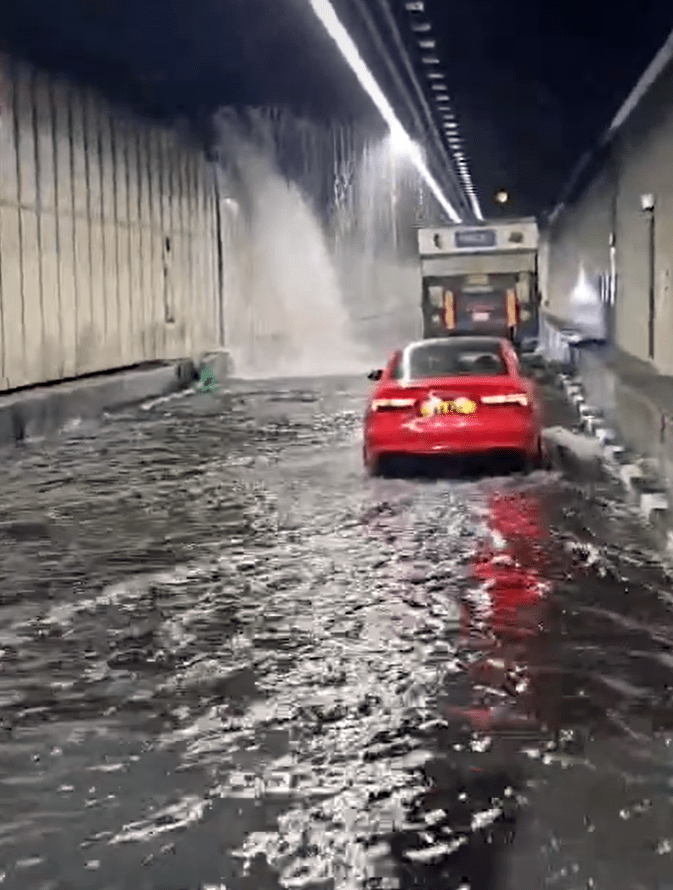 启德隧道爆水管。fb：马路的事讨论区