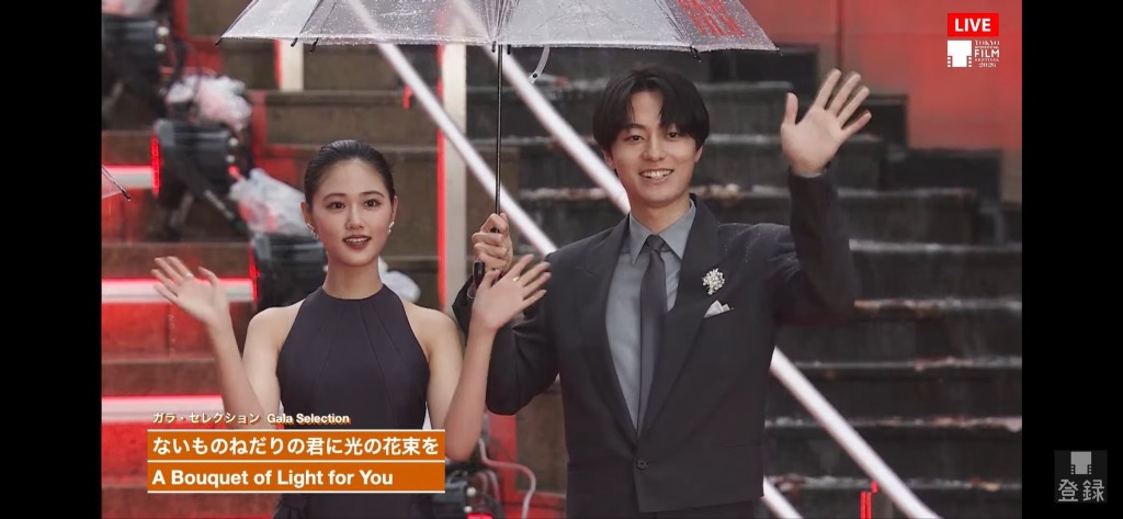 《為渴望未得的你,獻上光之花束》原菜乃華與偶像團體ACEes成員作間龍斗亦參與開幕禮。 《為渴望未得的你,獻上光之花束》原菜乃華與偶像團體ACEes成員作間龍斗亦參與開幕禮。