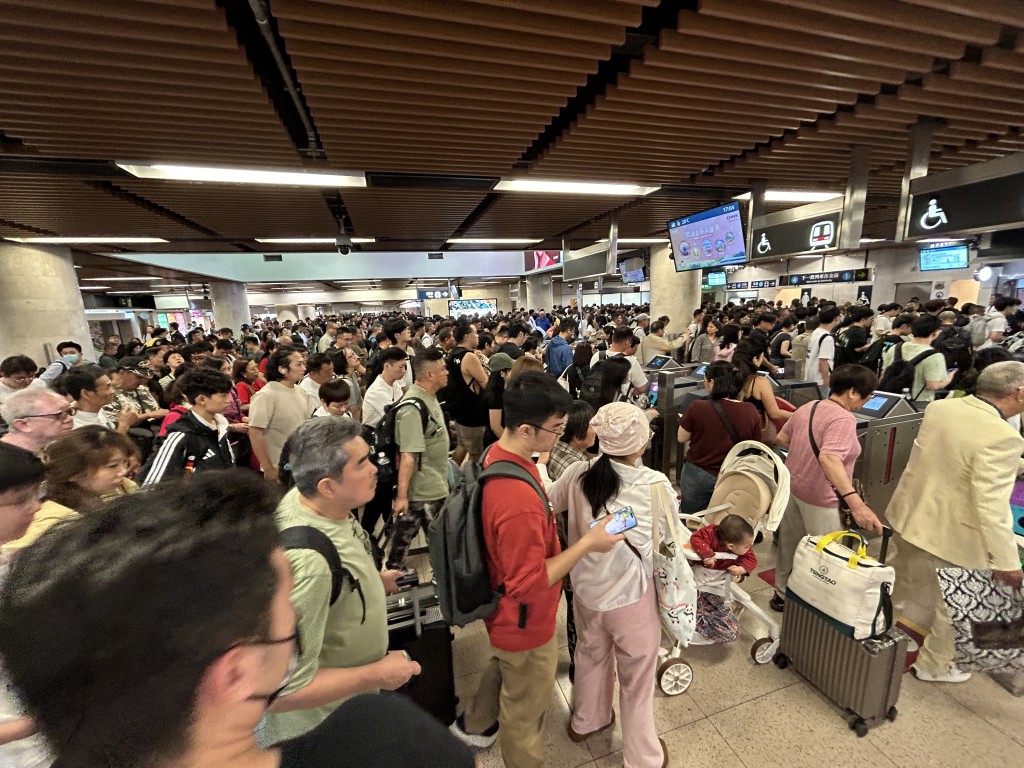 港鐵將於6月18日(星期四)至21日(星期日)一連四天實施加強班次安排。 港鐵將於6月18日(星期四)至21日(星期日)一連四天實施加強班次安排。