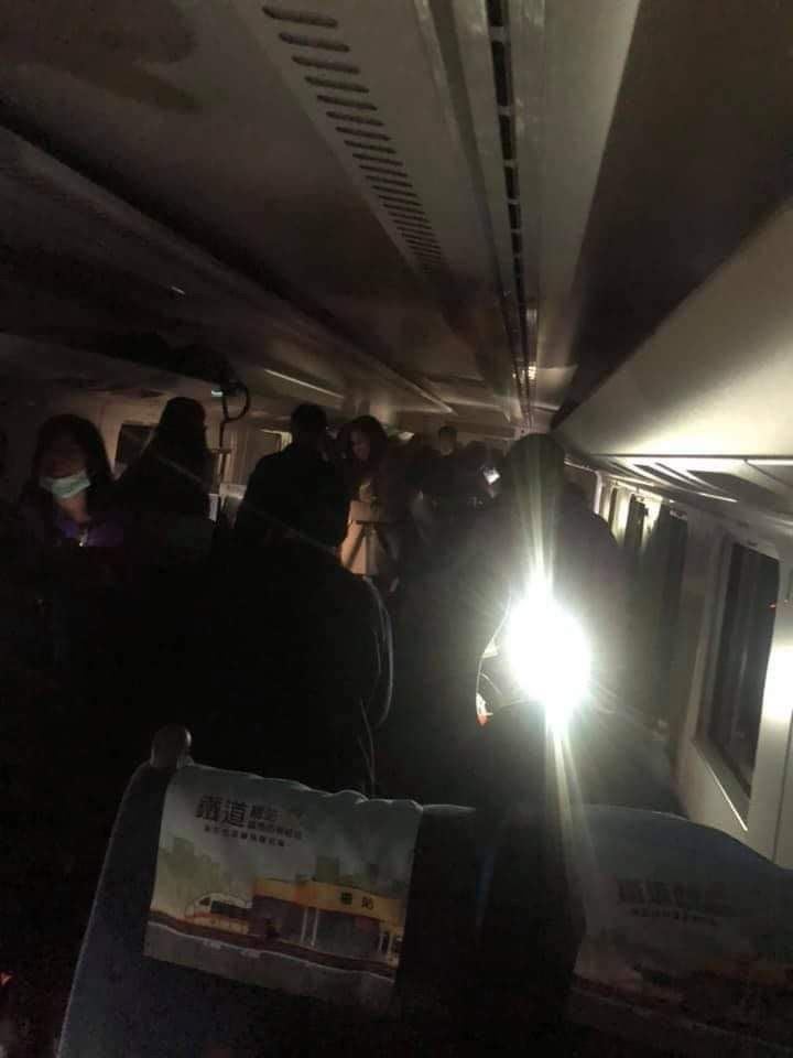 乘客摸黑逃生。