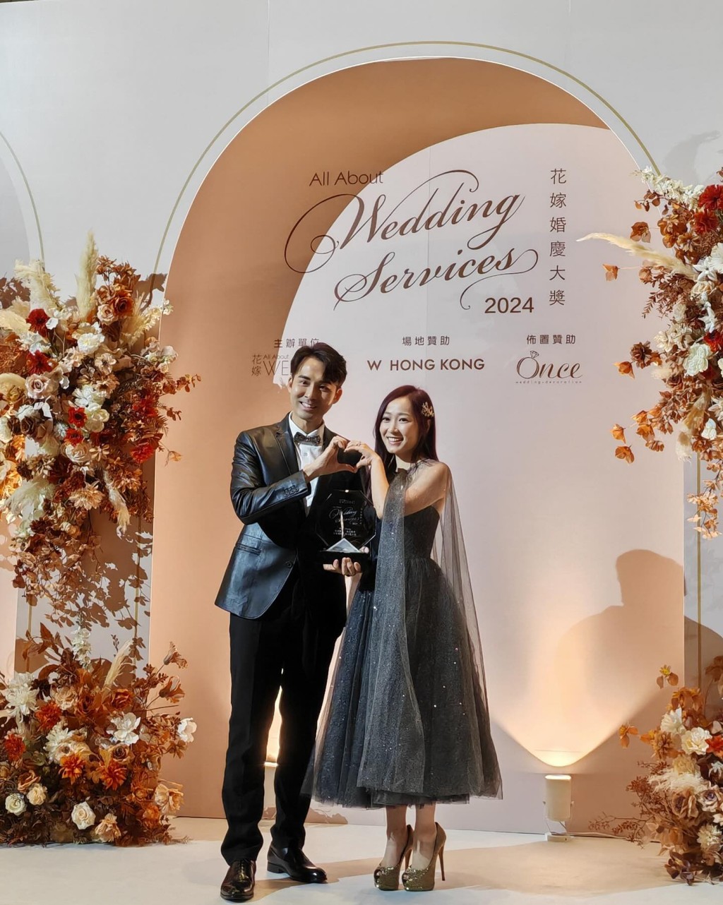 锺健威和黄美棋新婚两日，锺健威即获「星级人气婚礼司仪」大奖，他们在台上双双畀心，闪到爆！。