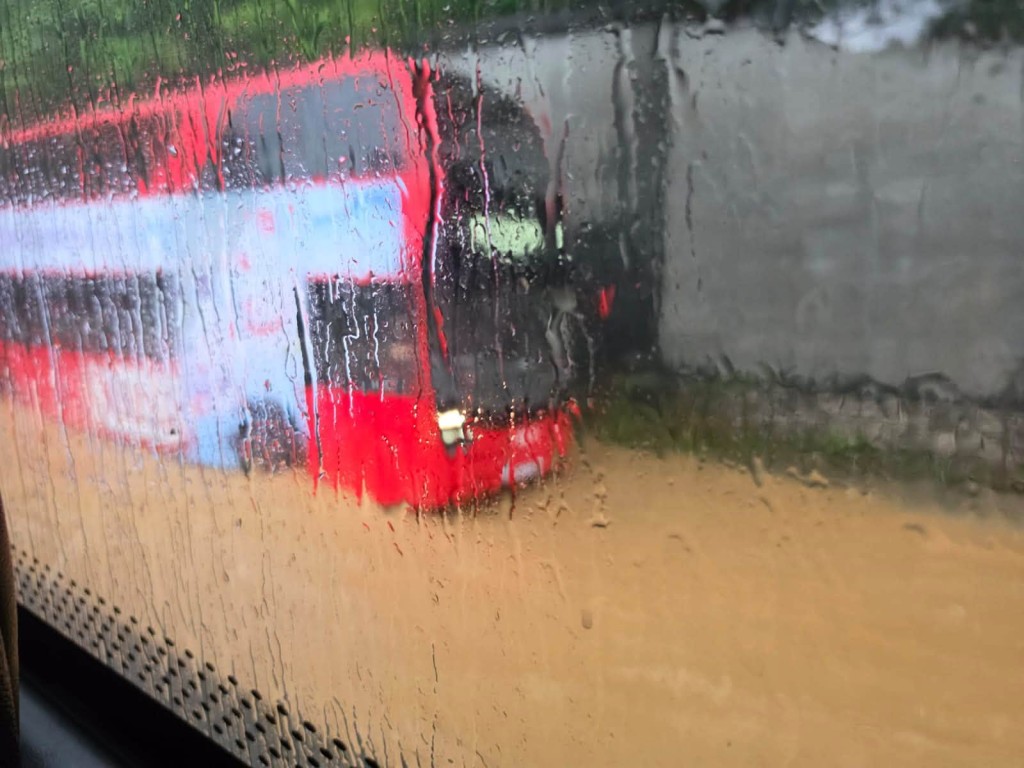 太和路水浸變「黃河」，車輛涉水而行。fb上水人大聯盟圖片