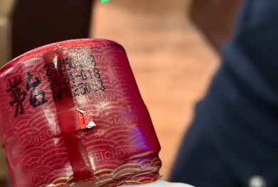上海有饭店侍应用假酒换走客人3瓶飞天茅台。新闻坊