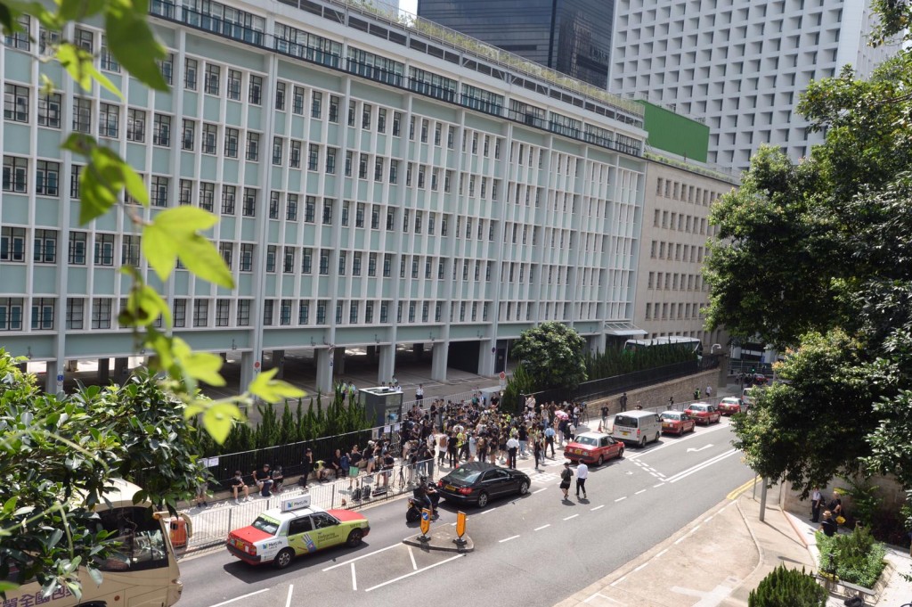 網民發起包圍律政中心。