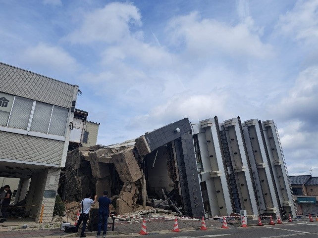 離地震差不多8個月後的輪島市，倒塌後仍未被清理的建築物。筆者攝於輪島市。