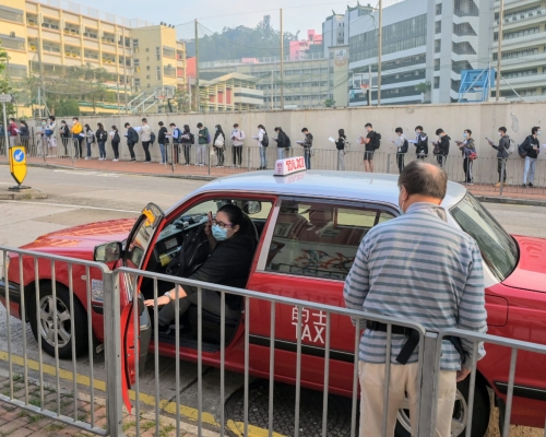 有考生乘的士到考場。
