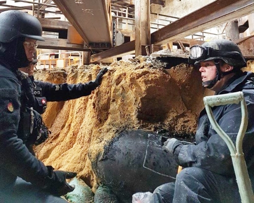 拆弹专家将燃烧炸药。警方图片