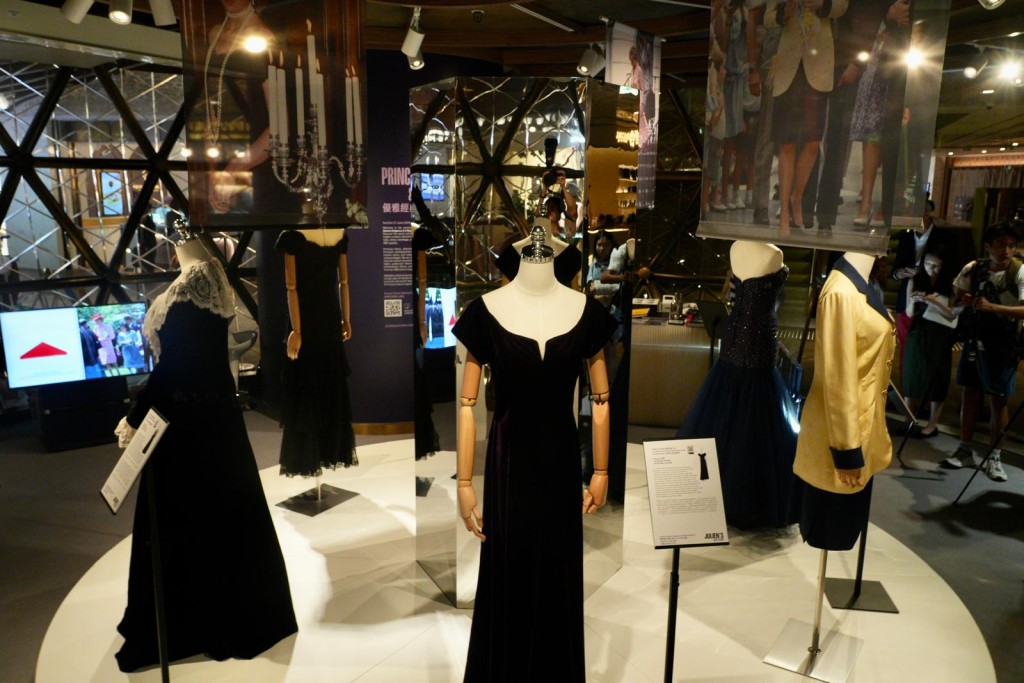 是次展出的藏品包括許多戴安娜王妃生前曝光率最高的晚禮服。歐樂年攝