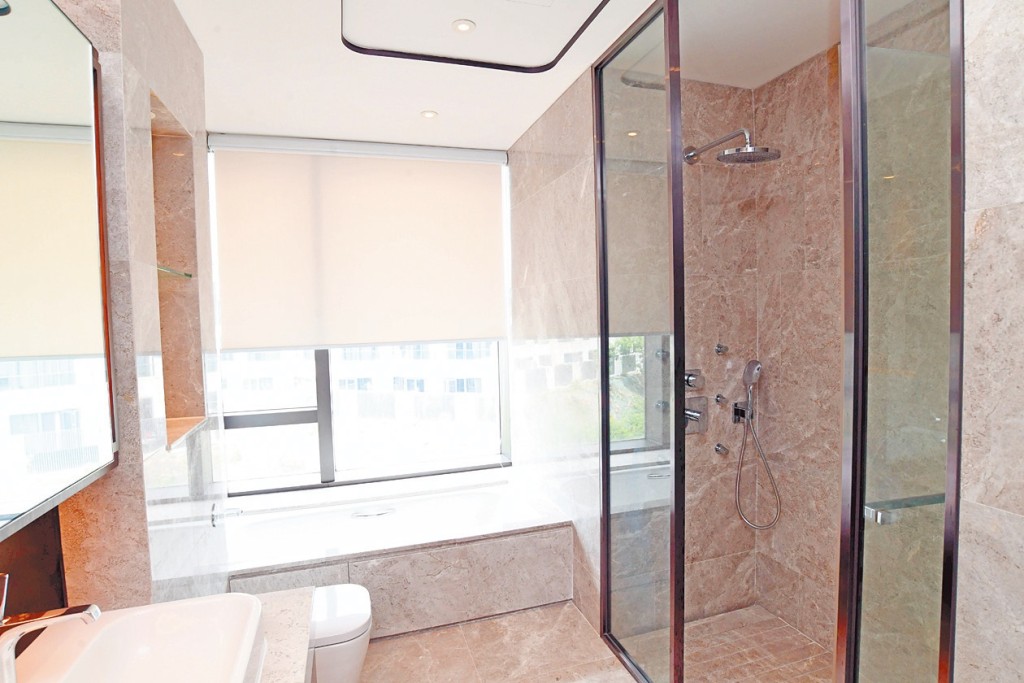 浴室靠窗設有浴缸，住戶可邊泡浴邊賞景。