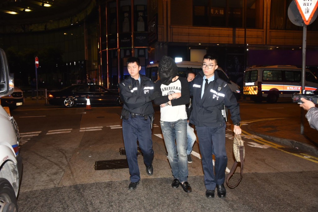 車上一對男女被捕。